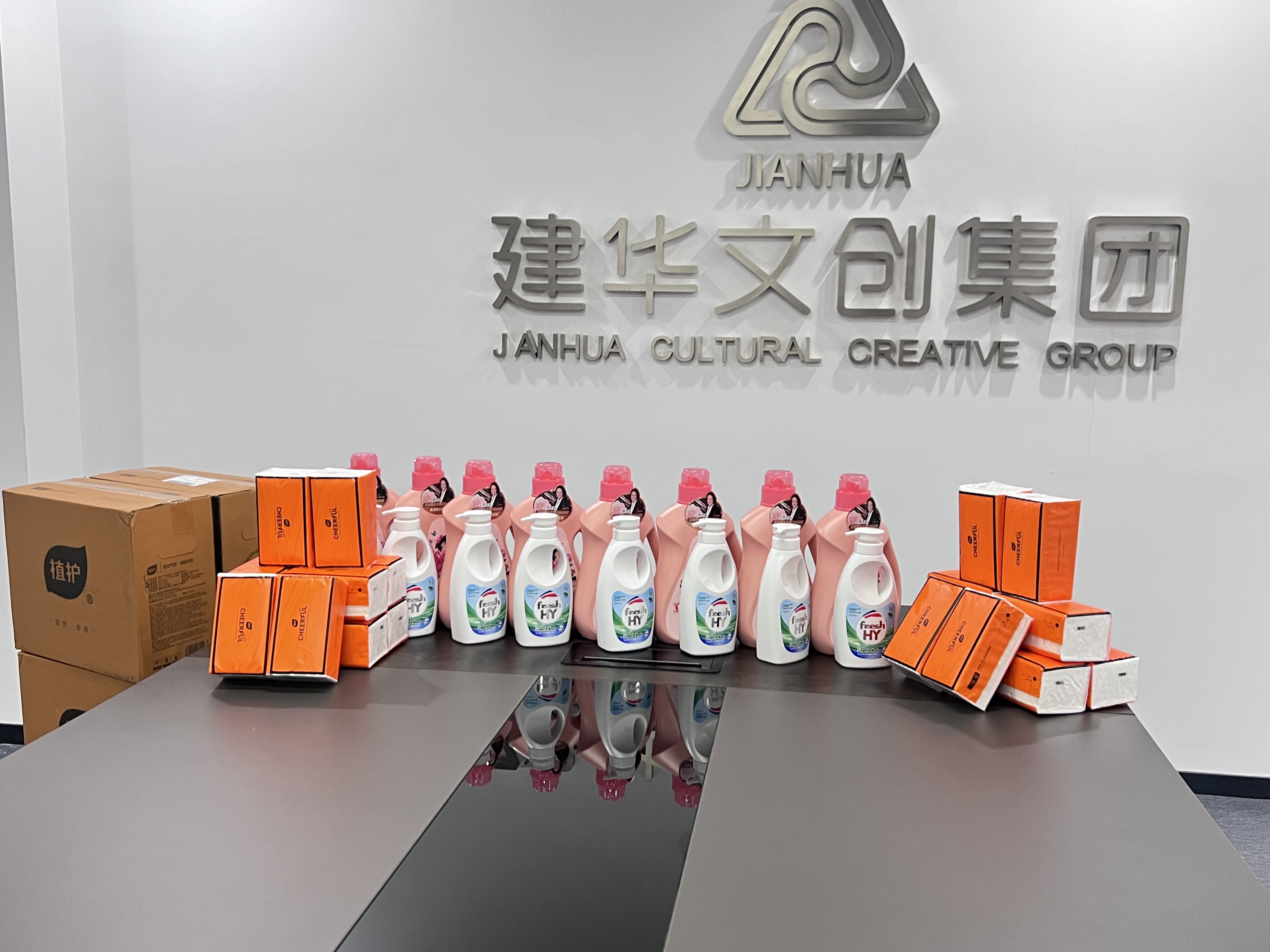 愛(ài)在春天，情暖三八——建華文創(chuàng)集團(tuán)工會(huì)為女職工發(fā)放暖心福利