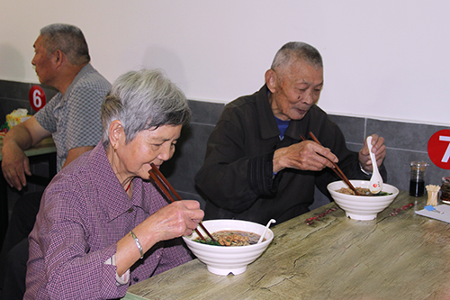 20151021重陽節(jié)送長壽面活動(dòng)3.jpg